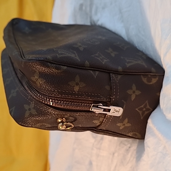 LV Toiletry pouch 28 - Picture 3 of 7